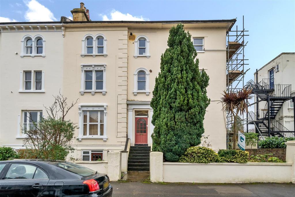 Cadogan Road, Surbiton 2 bed apartment for sale £375,000