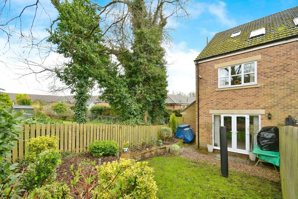 Deans Close, Brimington, Chesterfield, S43 1GZ 3 bed semidetached