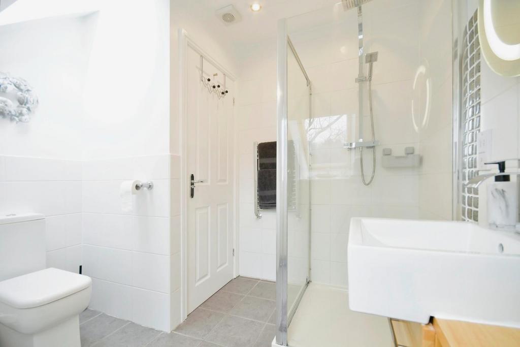 EN SUITE 02.jpg