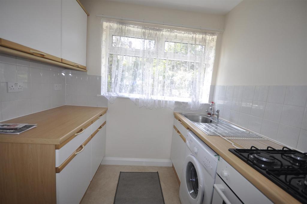 St Drive Cheltenham 2 bed £950 pcm (£219 pw)