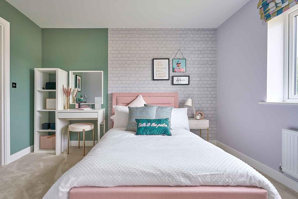 Double bedroom looks out onto the garden