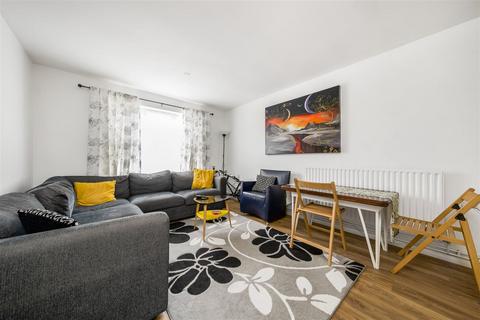 2 bedroom flat for sale, Ivybridge Close, Twickenham