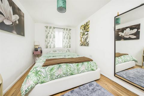 2 bedroom flat for sale, Ivybridge Close, Twickenham