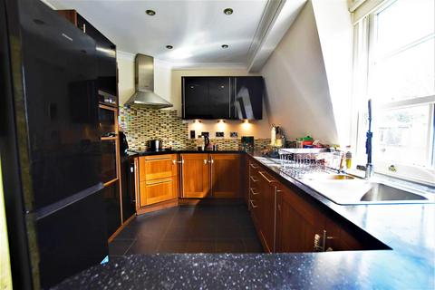 3 bedroom penthouse to rent, Abbey Mews, Isleworth