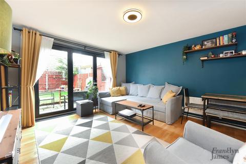 2 bedroom end of terrace house for sale - Claire Place, Isle Of Dogs, E14