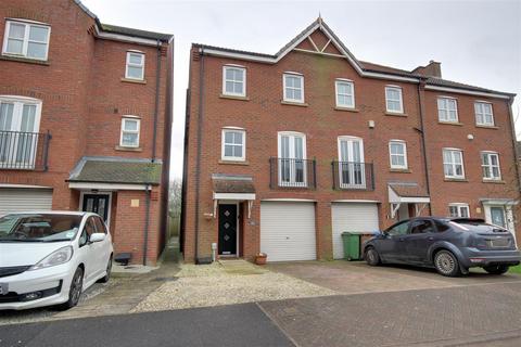 3 bedroom end of terrace house for sale - Tudor Close, Brough