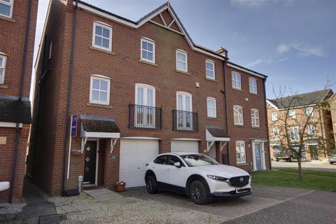 3 bedroom end of terrace house for sale, Tudor Close, Brough