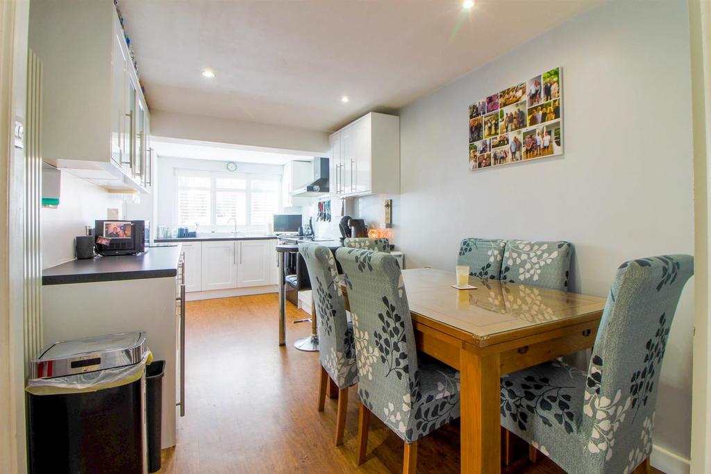 KITCHEN DINER pic 2