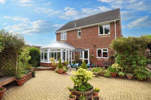 37 Cherryfields, Gillingham, SP8 4TJ