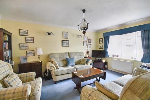 37 Cherryfields, Gillingham, SP8 4TJ