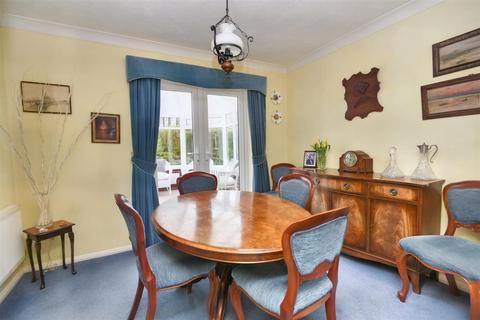 37 Cherryfields, Gillingham, SP8 4TJ