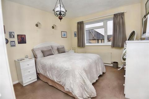 37 Cherryfields, Gillingham, SP8 4TJ