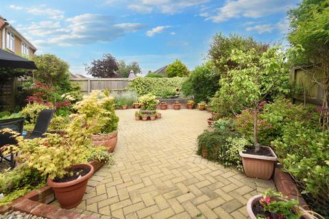 37 Cherryfields, Gillingham, SP8 4TJ