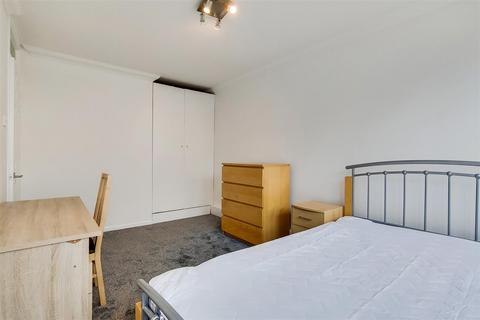 3 bedroom flat for sale, Yelverton Road, London