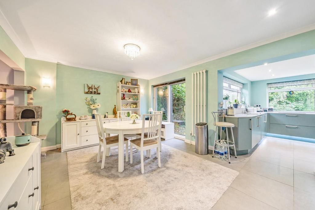DINING ROOM.jpg