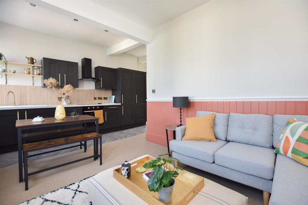 Stockleigh Road, St. LeonardsOnSea 3 bed flat for sale £250,000