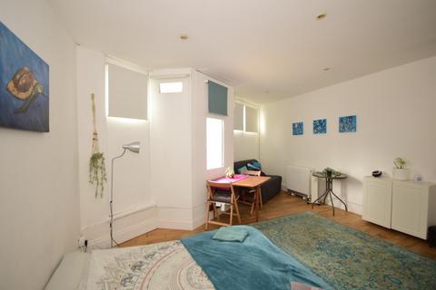 Studio to rent - Monkton Street Ryde PO33