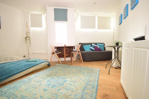 Studio to rent, Monkton Street Ryde PO33