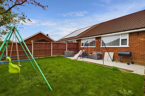 2 bedroom bungalow for sale, Petworth Close, Tuffley, Gloucester, Gloucestershire, GL4