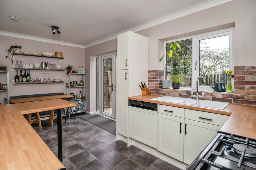 Ringwood Drive, Leighonsea, SS9 3 bed semidetached house for sale
