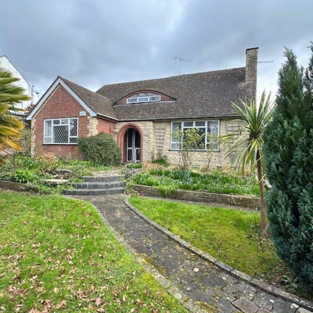 PARK LANE, THATCHAM RG18 4 bed detached bungalow for sale £530,000