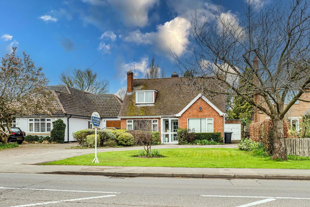 Sapcote Road, Hinckley LE10 2 bed detached bungalow £1,000 pcm (£231 pw)