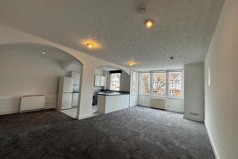 3 bedroom flat to rent, Broomfield Avenue, London N13