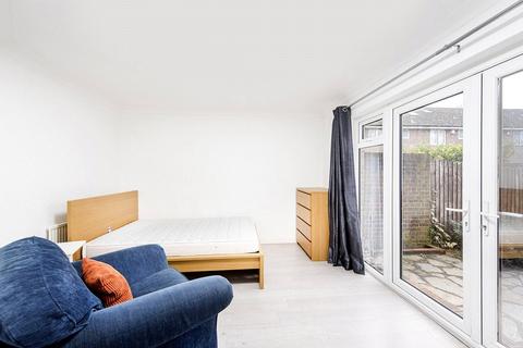 3 bedroom terraced house to rent, White Horse Lane, London, E1