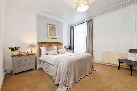 2 bedroom flat for sale, Beedell Avenue, Westcliff-on-sea, SS0