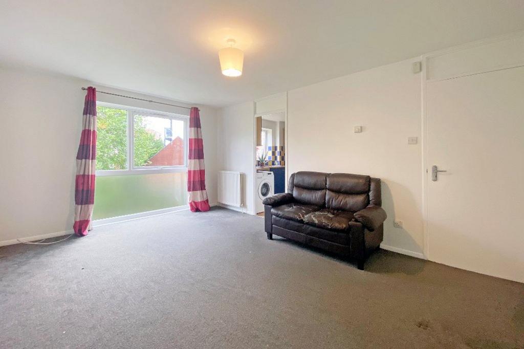 Cranston Close, Ickenham, UB10 2 bed property £1,650 pcm (£381 pw)