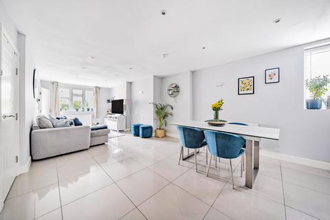 33d Park Road, Bushey, WD23 3EE