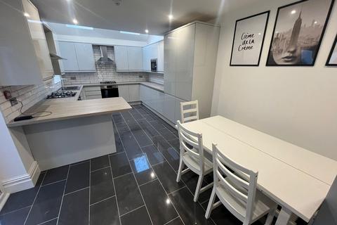 8 bedroom property to rent - Bryn Road, Swansea SA2