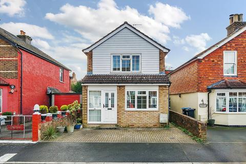17a Elm Road, Warlingham, CR6 9NB