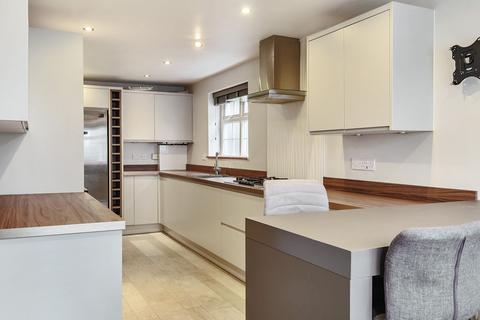 17a Elm Road, Warlingham, CR6 9NB