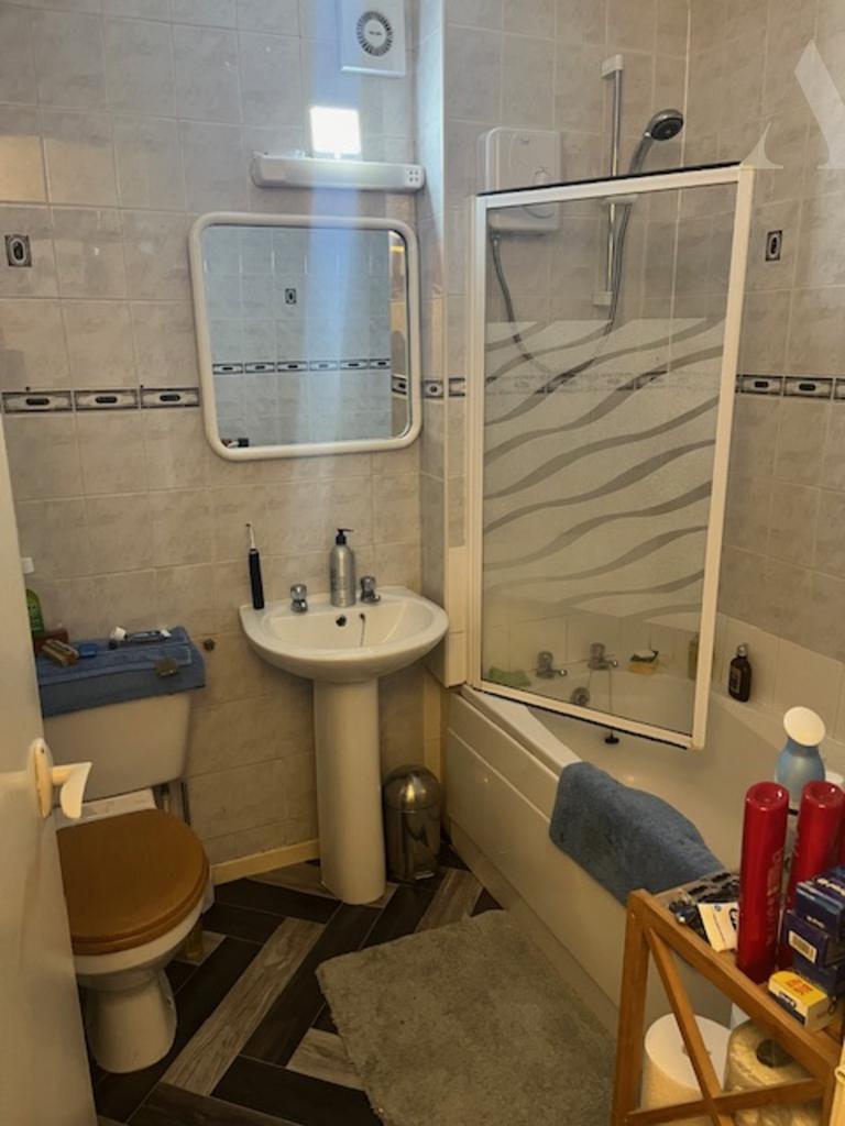 Flat 14 West Point Bathroom