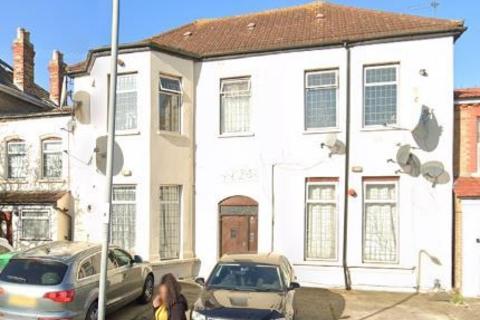 3 bedroom apartment to rent, Norfolk Road, Ilford