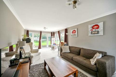 4 bedroom terraced house to rent, Cleveland Gardens, Surrey, KT4