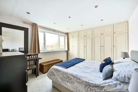 4 bedroom terraced house to rent, Cleveland Gardens, Surrey, KT4