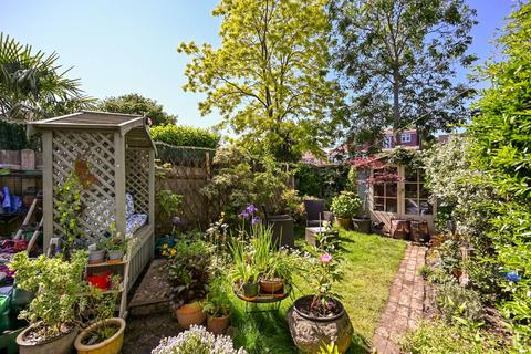 4 Lancaster Close, Kingston Upon Thames, KT2 5NH