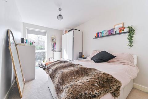 2 bedroom flat to rent, Valley Road, Streatham, London, SW16