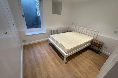 3 bedroom flat to rent, Mill Lane, West Hampstead NW6