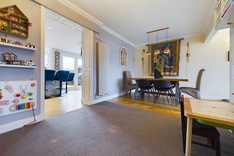 2 Brynhill Close, Barry, CF62 8PL