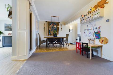 2 Brynhill Close, Barry, CF62 8PL