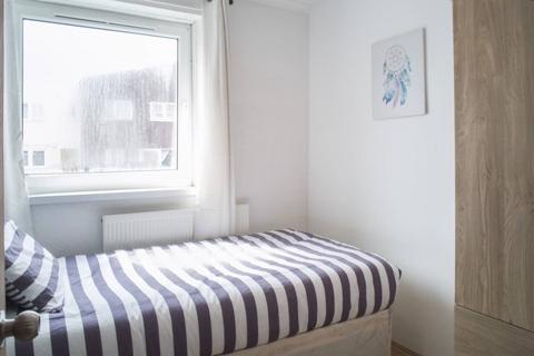 4 bedroom flat to rent, Wager Street, London E3