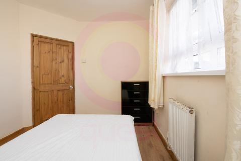 4 bedroom flat to rent - Darling Row, London E1