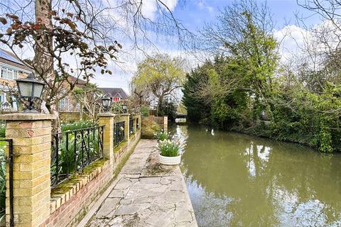 40 Hythe End Road, Wraysbury, Staines-upon-thames, TW19 5AR