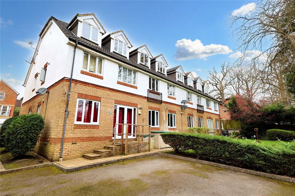 Alexandra Gardens, Knaphill, Woking... 2 bed apartment £1,350 pcm (£