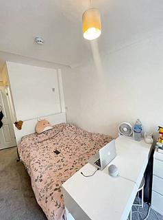 1 bedroom in a house share to rent - Clifton Gardens, London NW11