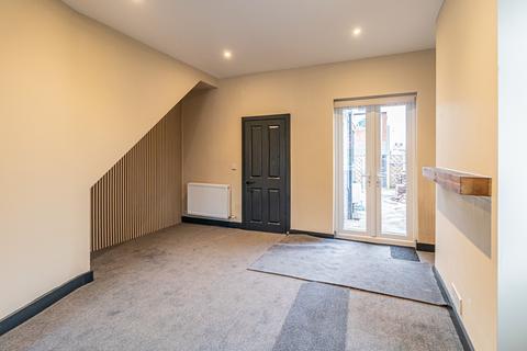 3 bedroom terraced house to rent, Hurdsfield Road, Macclesfield SK10
