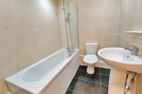 Flat 3, Hazelwood Court, 16 Cavendish Road, Bournemouth, BH1 1RE